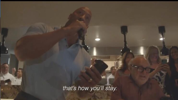 Danny De Vito e The Rock si imbucano ad un matrimonio