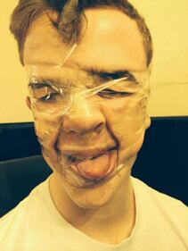 "Sellotape Selfie", quando i selfie si fanno "scocciati" 3