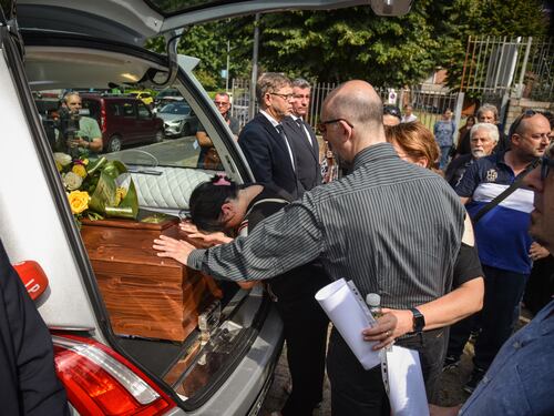 Almeno duecento persone ai funerali di Cecilia De Astis: il cordoglio di parenti e amici