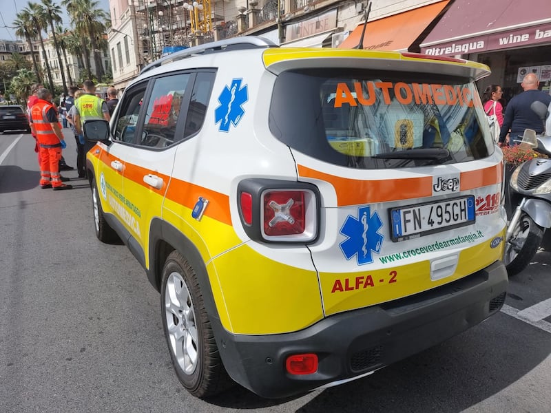 Richiedente asilo sale su una gru per protesta a Sanremo 8