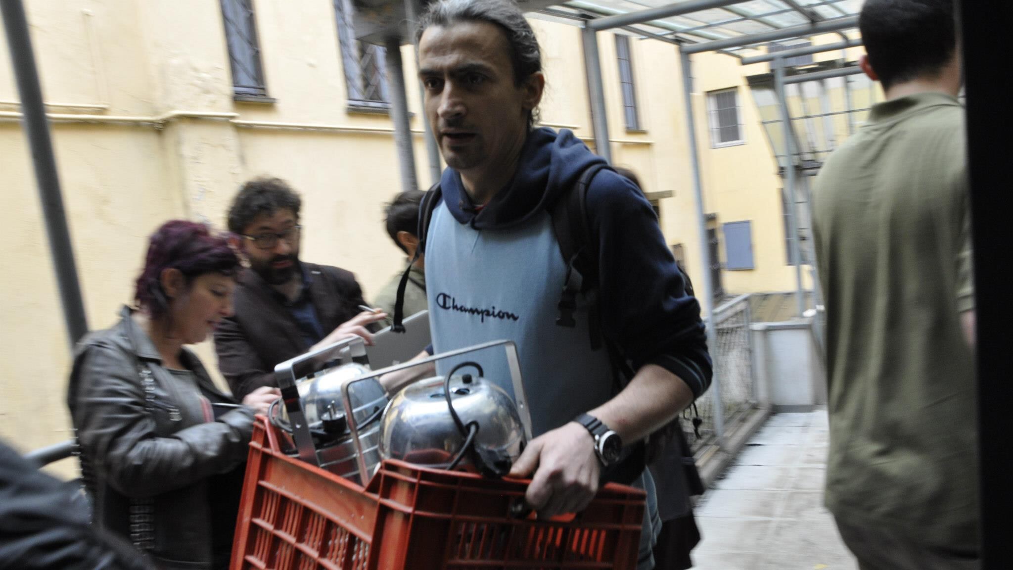I centri sociali occupano anche il cinema Manzoni E il sindaco batte le mani