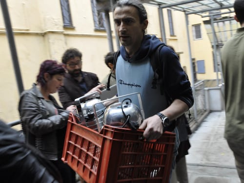 I centri sociali occupano anche il cinema Manzoni E il sindaco batte le mani