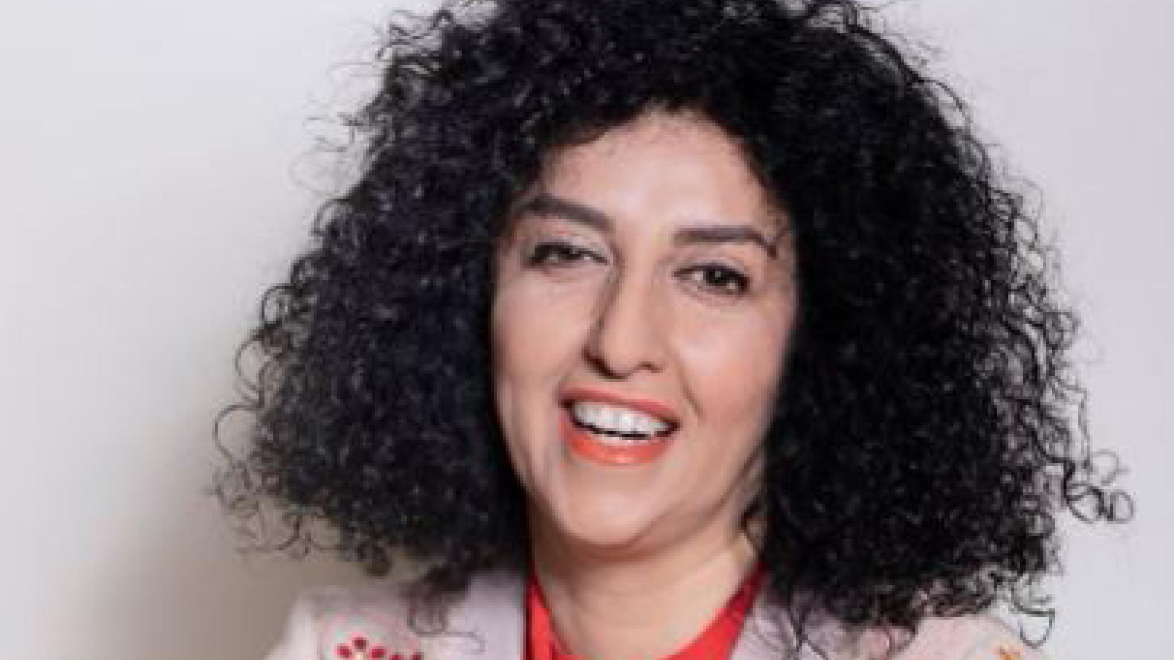 Iran, torna in cella la Nobel Mohammadi. Strattonata e arrestata mentre era sul palco