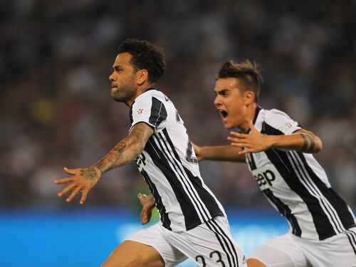 Dani Alves e Bonucci regalano alla Signora una coppa speciale