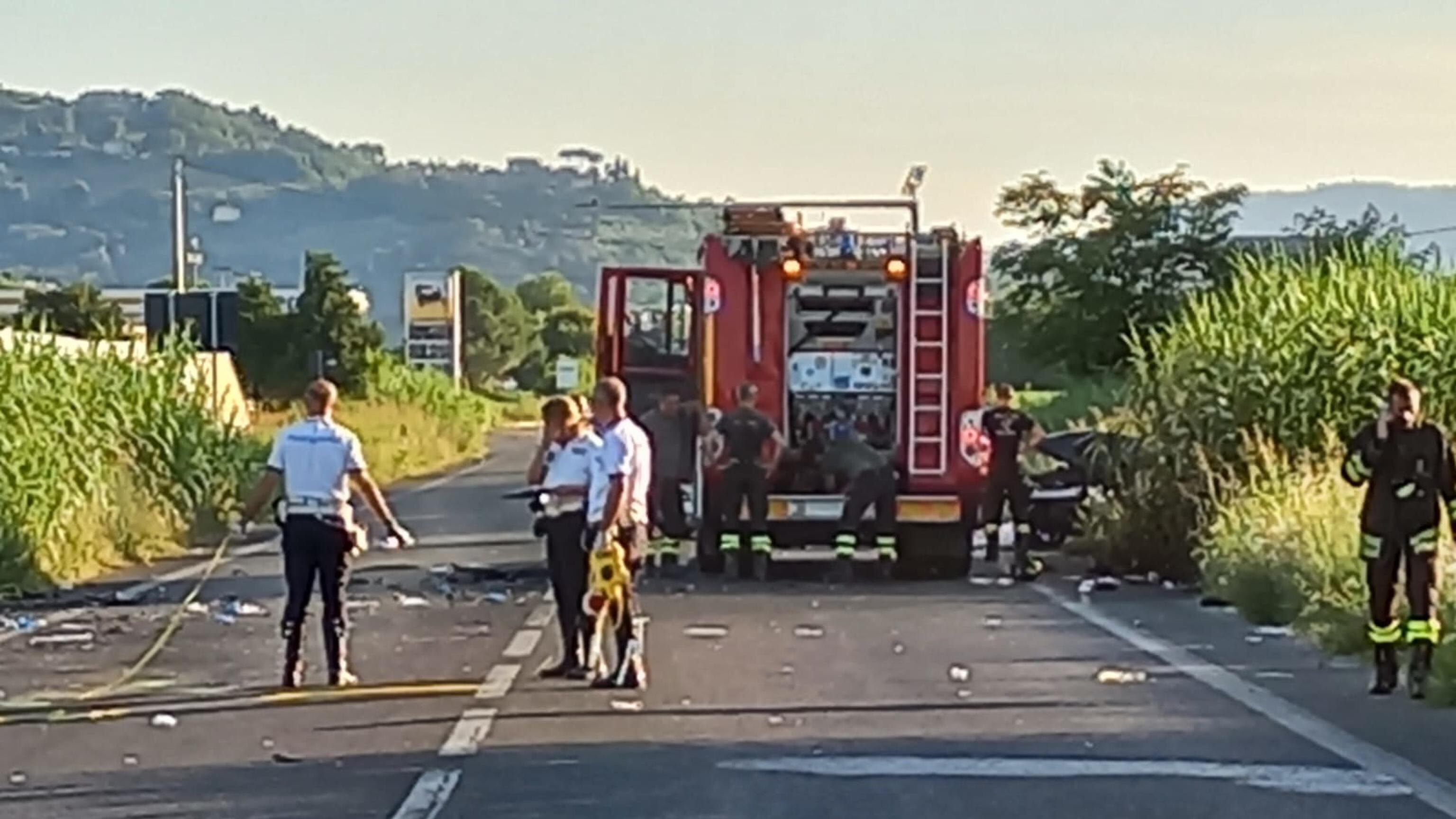 Fugge all'alt dei carabinieri e travolge un auto, muiono due persone: tragedia a Pesaro