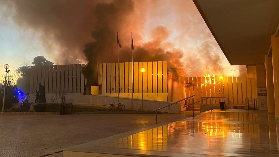 Vasto incendio all’ospedale di Barletta, pazienti in salvo