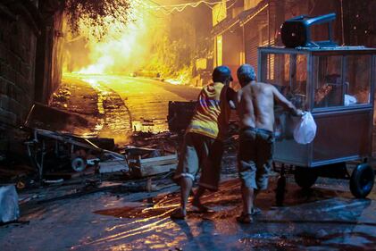 Rio, la polizia uccide un balleri: la favela brucia 12