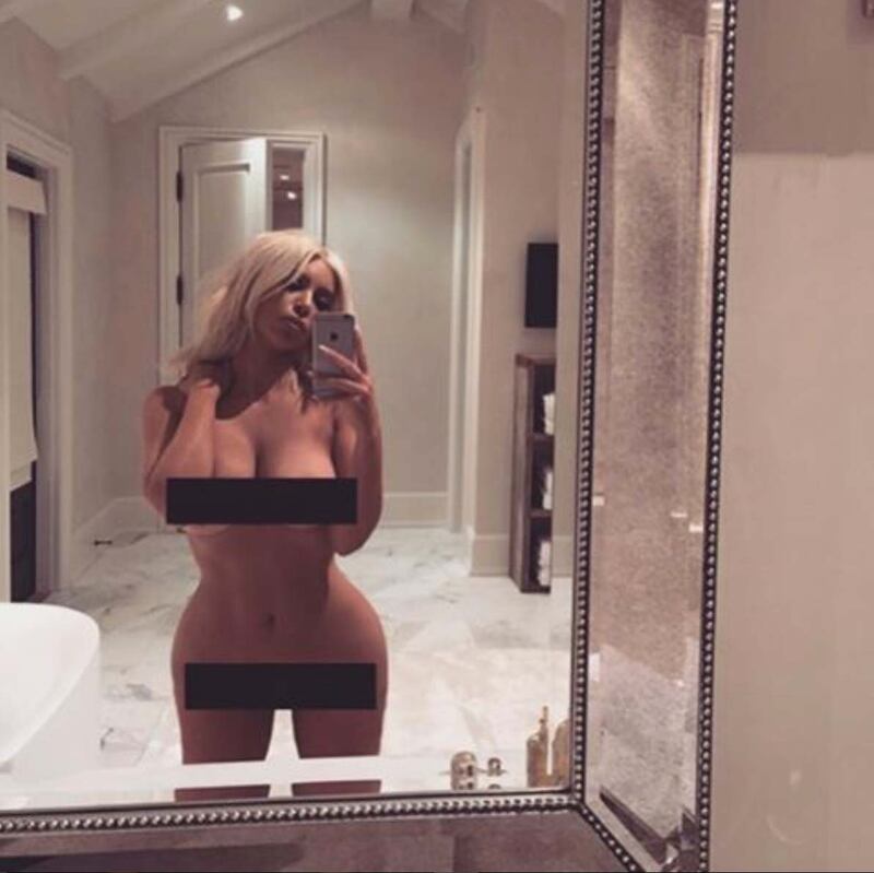 Emily Ratajkowski e Kim Kardashian in topless 17