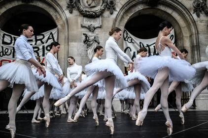 Le ballerine dell'Opera di Parigi protestano contro Macron 2