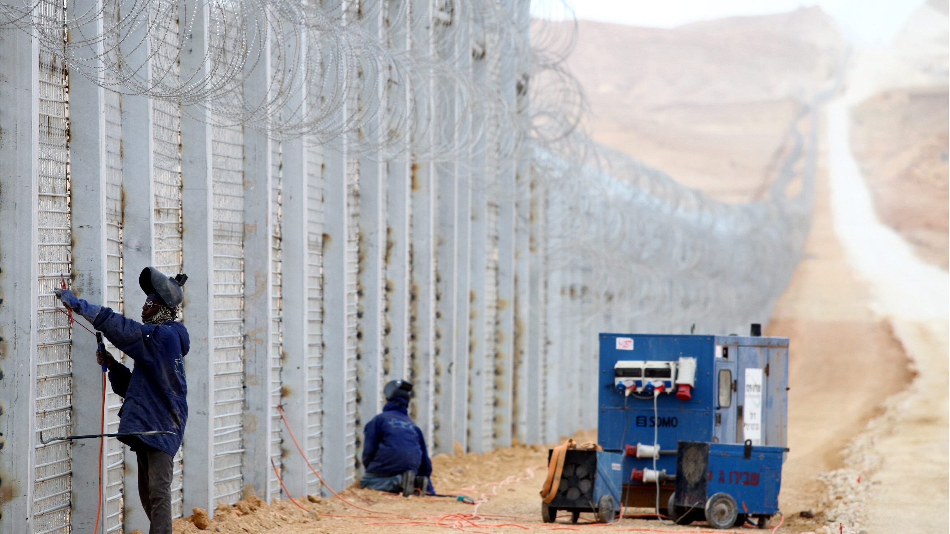 Israele si sente accerchiato e alza un altro muro