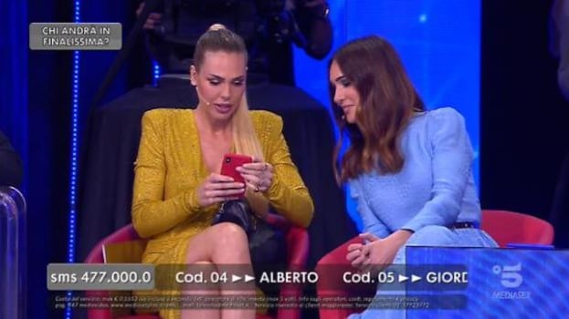 Amici, Ilary Blasi è scatenatissima. Totti le manda un messaggio in diretta: "Deficiente"