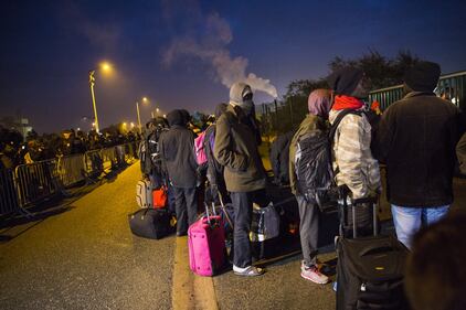 MIgranti costretti a lasciare il campo profughi di Calais 14