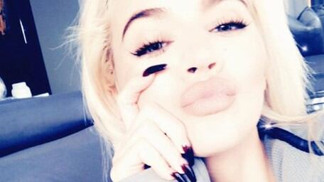 Khloe Kardashian si mostra in bikini bianco