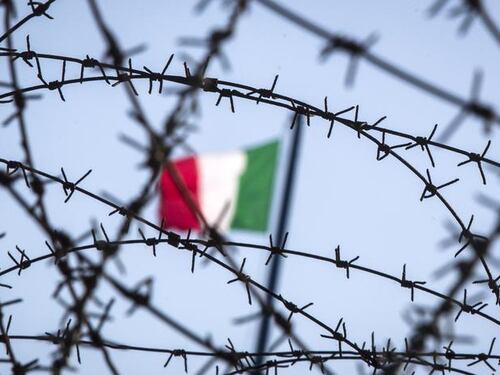 Migranti, l'idea dalla Svizzera: "Filo spinato al confine italiano"