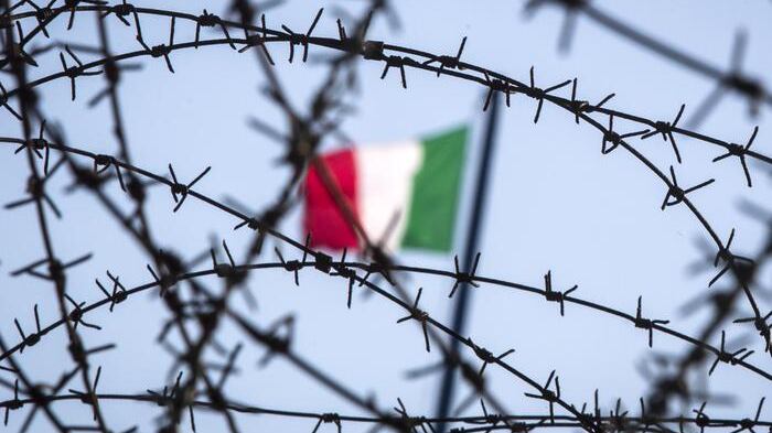 Migranti, l'idea dalla Svizzera: "Filo spinato al confine italiano"