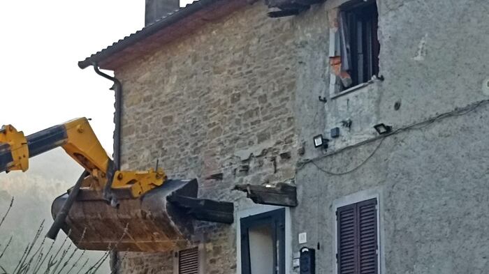 "Noi in trappola come topi. Così ho sparato allo straniero con la ruspa"