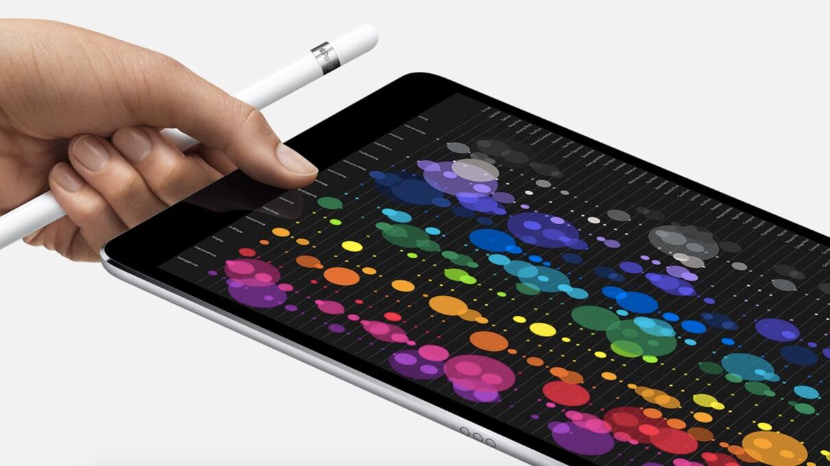 Gioca con l'iPad del papà e lo blocca fino al 2067