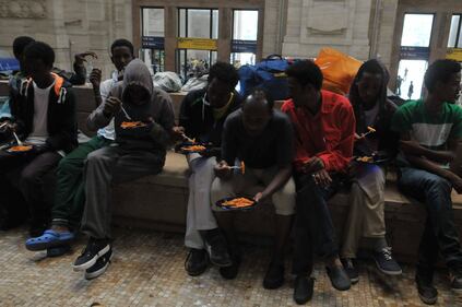 I clandestini bivaccano e mangiano per terra 9