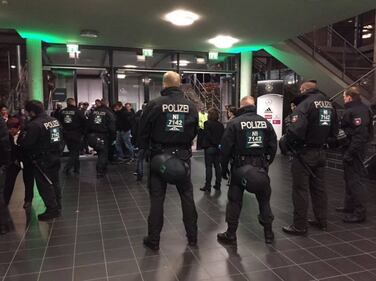 Hannover, polizia "bonifica" lo stadio 5
