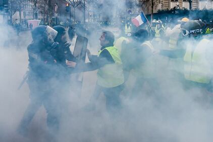 I gilet gialli assediano Parigi: ancora scontri con la polizia 1