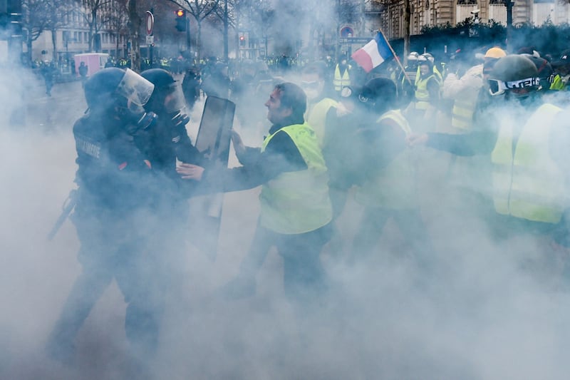I gilet gialli assediano Parigi: ancora scontri con la polizia 1