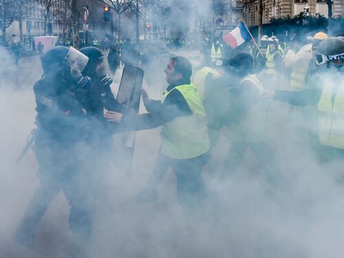 I gilet gialli assediano Parigi: ancora scontri con la polizia