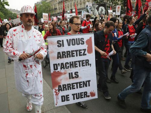 Francia, vegani pronti a marciare, macellai impauriti pagano guardie