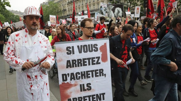 Francia, vegani pronti a marciare, macellai impauriti pagano guardie
