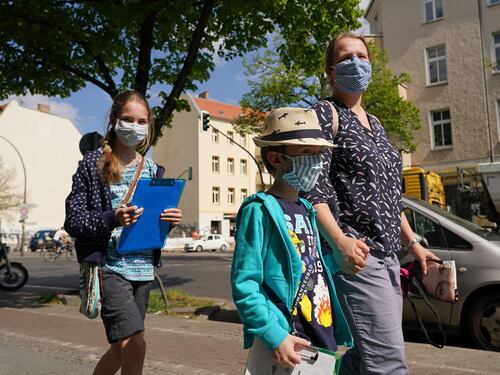 Mascherine obbligatorie in Germania: fino a 10mila euro di multa per chi non le indossa