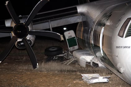 Fiumicino, aereo col carrello spezzato 2