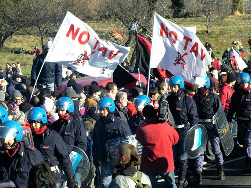 "Premiano chi occupa". L'ira della polizia che smaschera il Pd