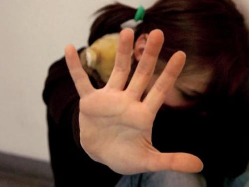 Molestie a un'alunna di 9 anni. Maestro 50enne finisce in manette