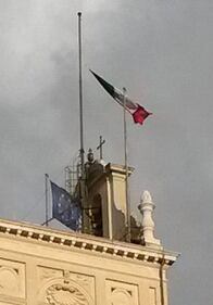 Si strappa il tricolore sul Quirinale 8