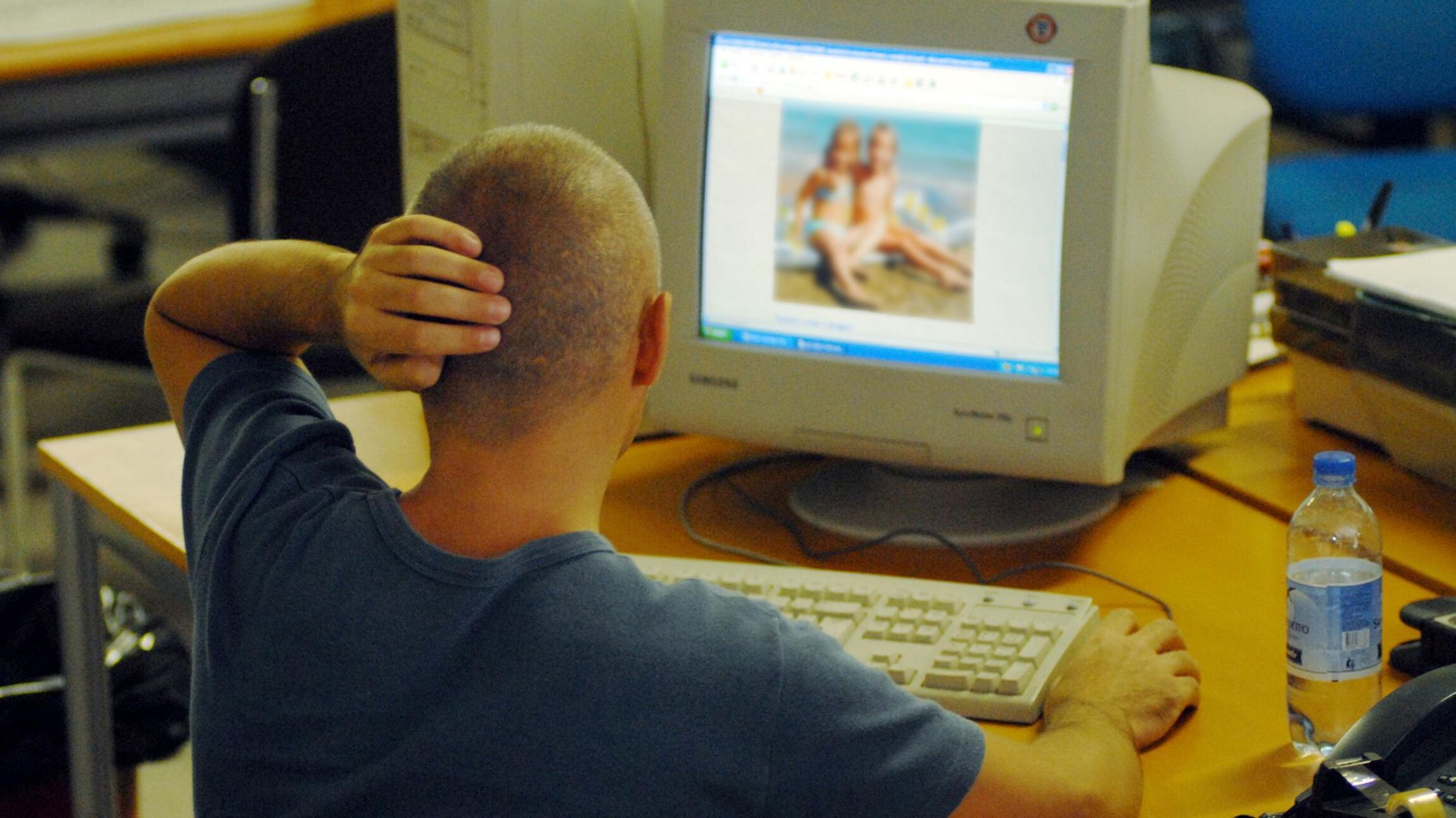 Filma ragazzine con la webcam Pedofilo milanese in manette