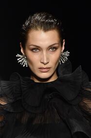Bella Hadid, le immagini dalle passerelle 1