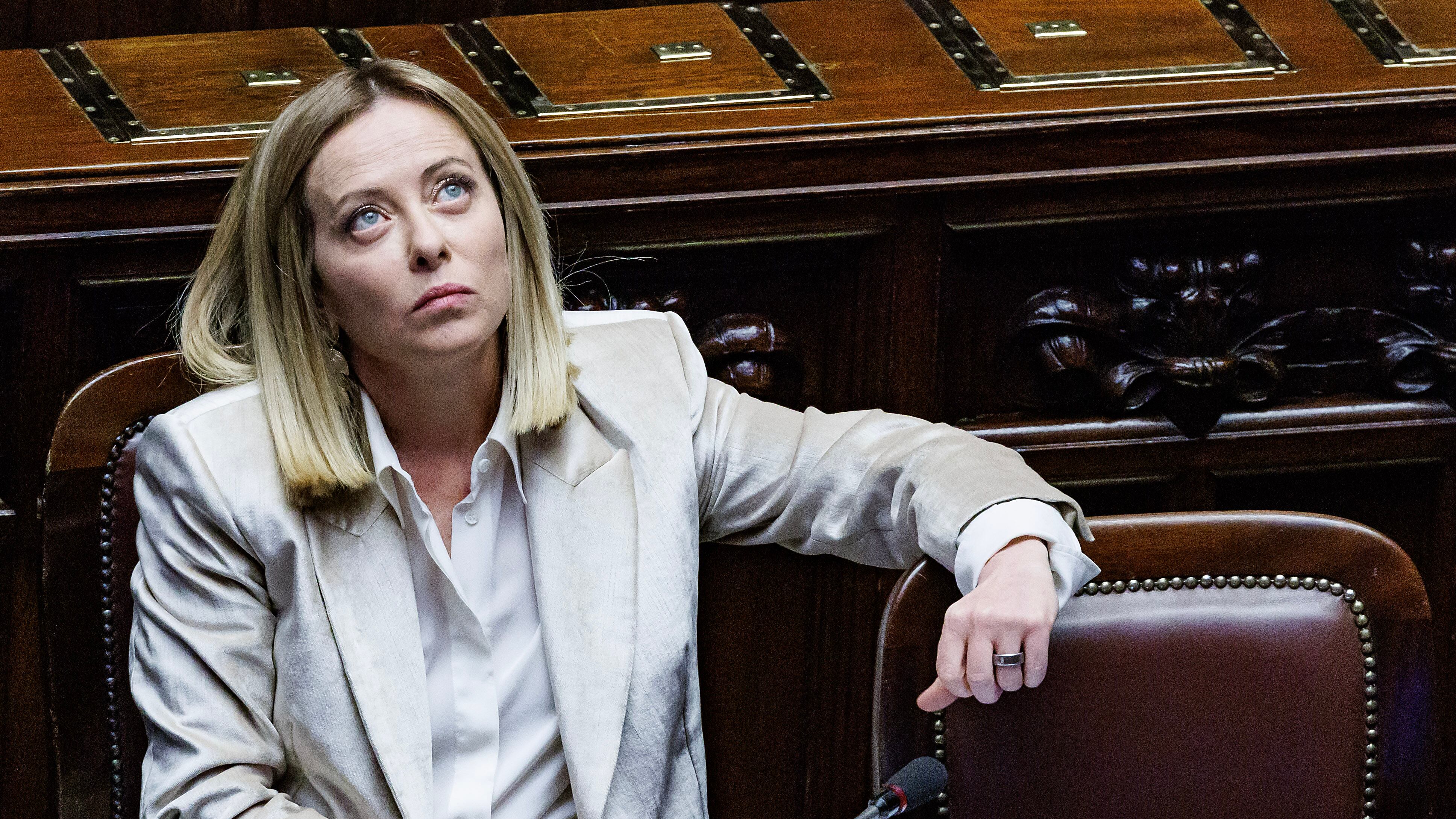 "Questa non è la mia Europa". Fischi dalle opposizioni a Meloni, seduta sospesa due volte