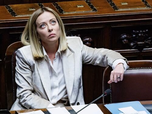 "Questa non è la mia Europa". Fischi dalle opposizioni a Meloni, seduta sospesa due volte