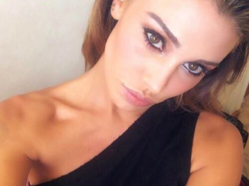 Belen Rodriguez mostra il seno di quando aveva 19 anni: "Perché me lo sono rifatto?"