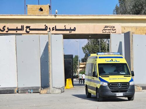 Rafah, fuga dall'inferno: via dalla Striscia 400 civili. I commando americani per liberare gli ostaggi