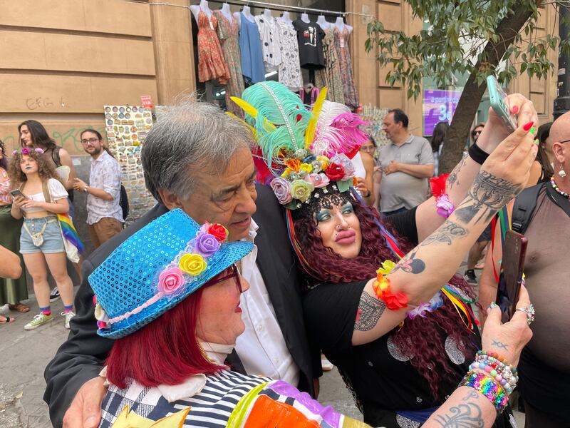 Uomini vestiti da cani, utero in affitto e maternità surrogata. Ecco il Gay Pride di Palermo 8