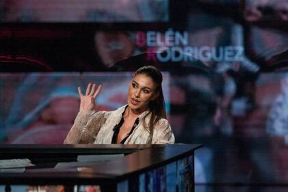 Belen Rodriguez sexy a letto 14