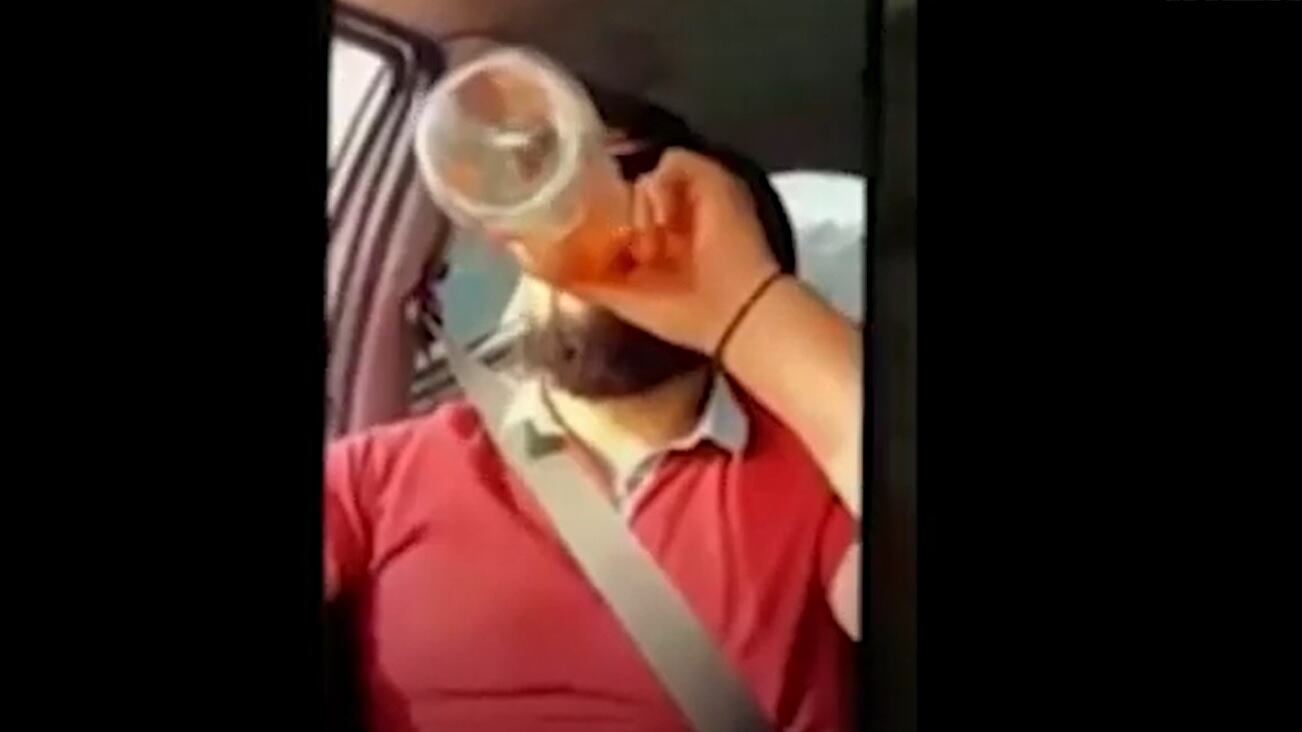Beve whisky mentre sfreccia in autostrada: ultima follia in diretta Facebook