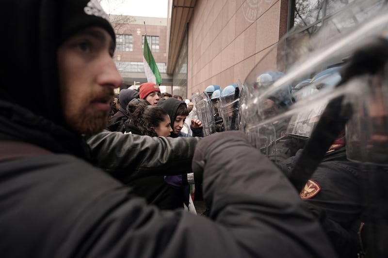 Gli scontri tra manifestanti e polizia a Torino 11