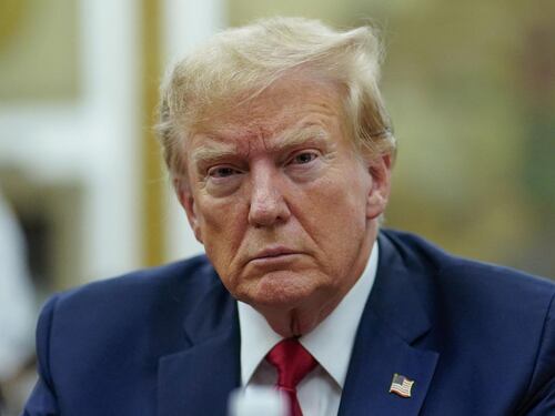 "Trump sta preparando dazi più light". Ma il tycoon smentisce: "Fake news"