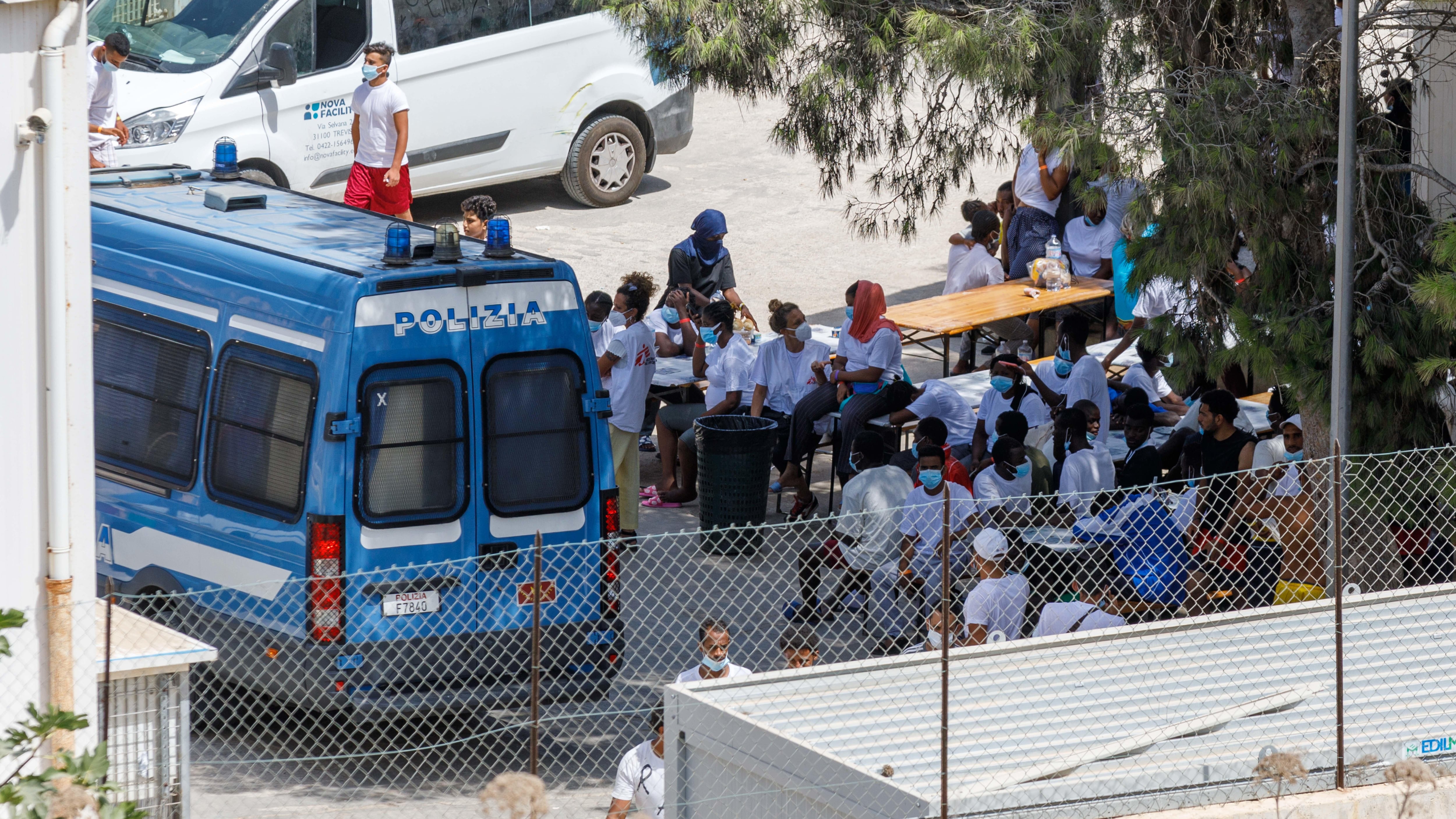 "Impossibile controllare i migranti". Ma le Ong alzano la voce: "Accoglienza dovuta"