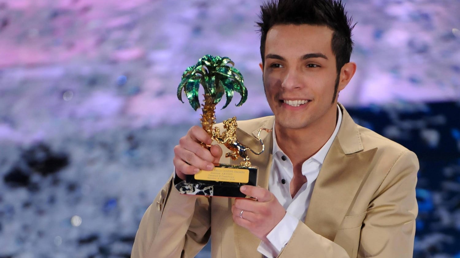Dalla vittoria di "Amici" all'arresto per furto: chi è Marco Carta