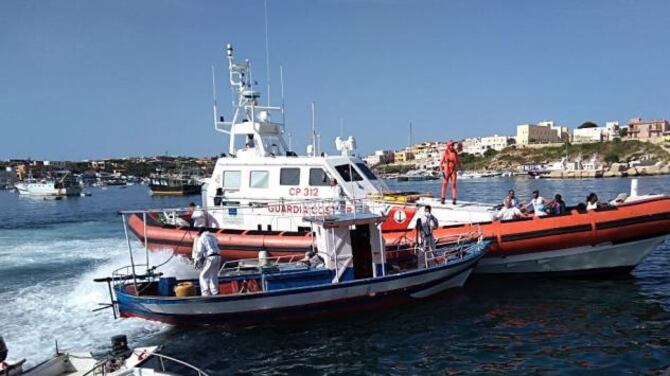Trainato a Lampedusa il barcone con 14 tunisini a bordo
