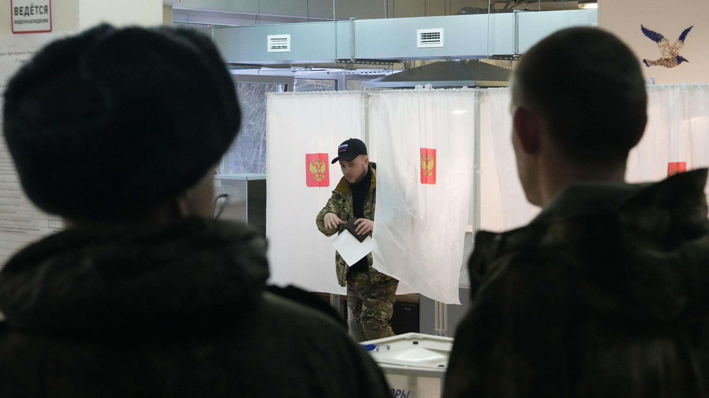 Molotov e bombe ai seggi, caos Russia