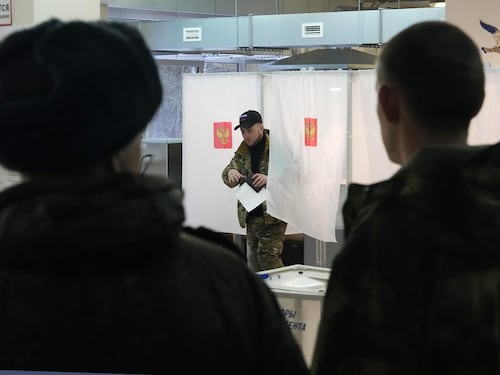 Molotov e bombe ai seggi, caos Russia