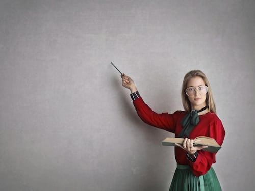 Camicia e gonna lunga come la "signorina Rottenmeier" ma con più stile e perfetto per l'ufficio: 5 idee
